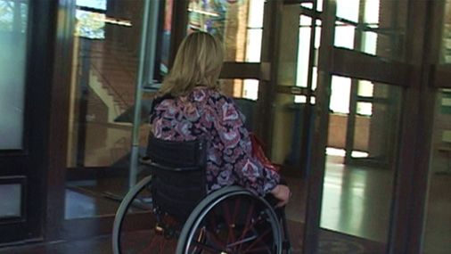 Estudiante del Máster entrando al aula de la Universidad de Valencia