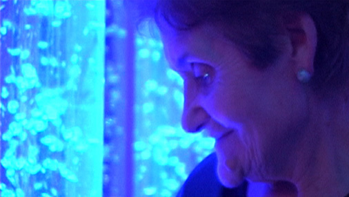 Usuaria Centro de Día Asociación de Familiares Enfermos de Alzheimer de Valencia (AFAV) en sala de estimulación multisensorial Snoezlen